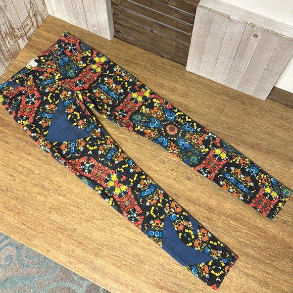 Alice & Olivia jewelry print multi color black low rise stretchy denim jeans - Picture 5 of 6